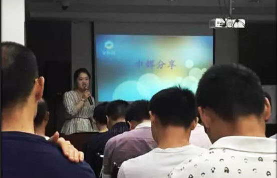 装睡被陌生人摸出水好爽