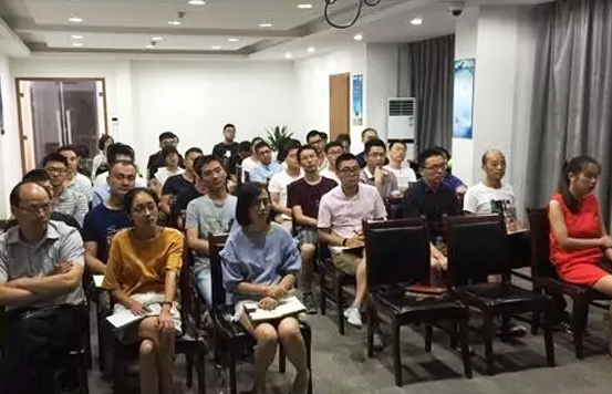 装睡被陌生人摸出水好爽