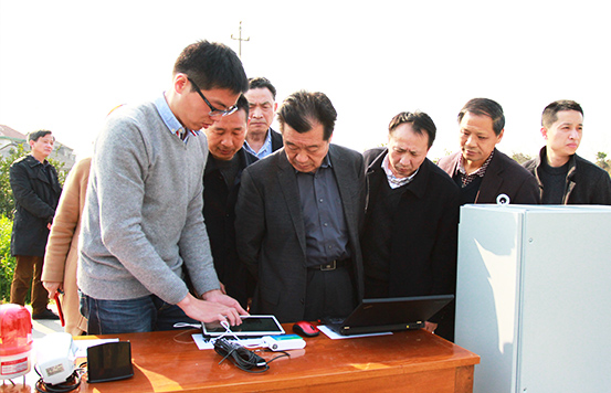 装睡被陌生人摸出水好爽