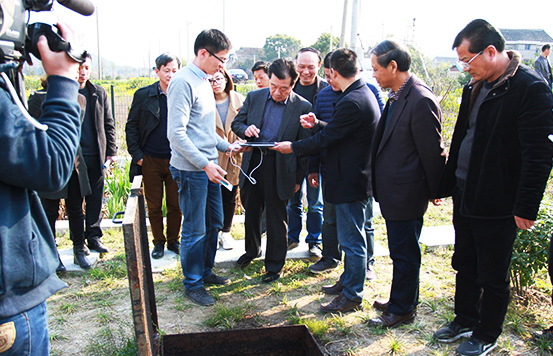 装睡被陌生人摸出水好爽