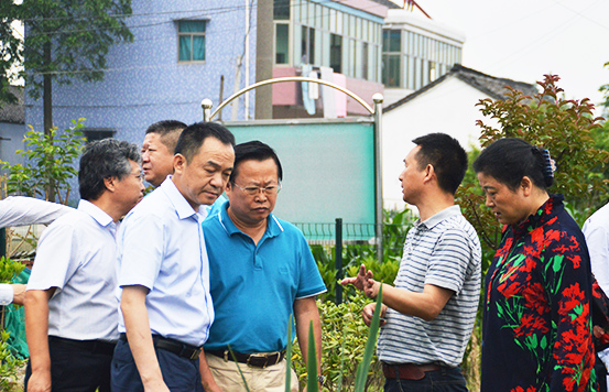 装睡被陌生人摸出水好爽