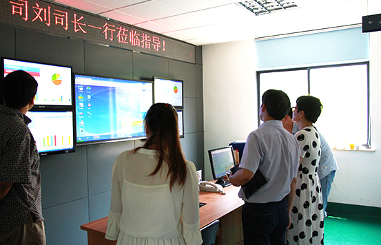 装睡被陌生人摸出水好爽