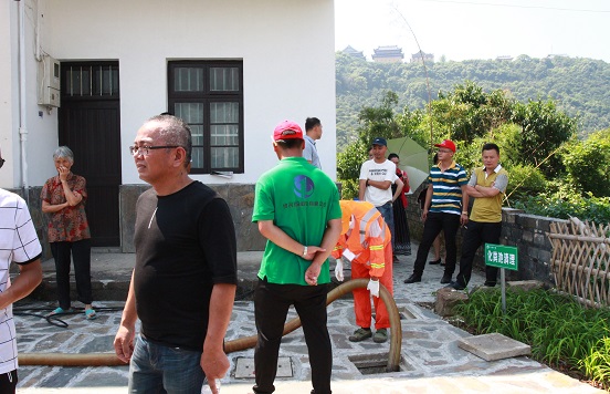 装睡被陌生人摸出水好爽