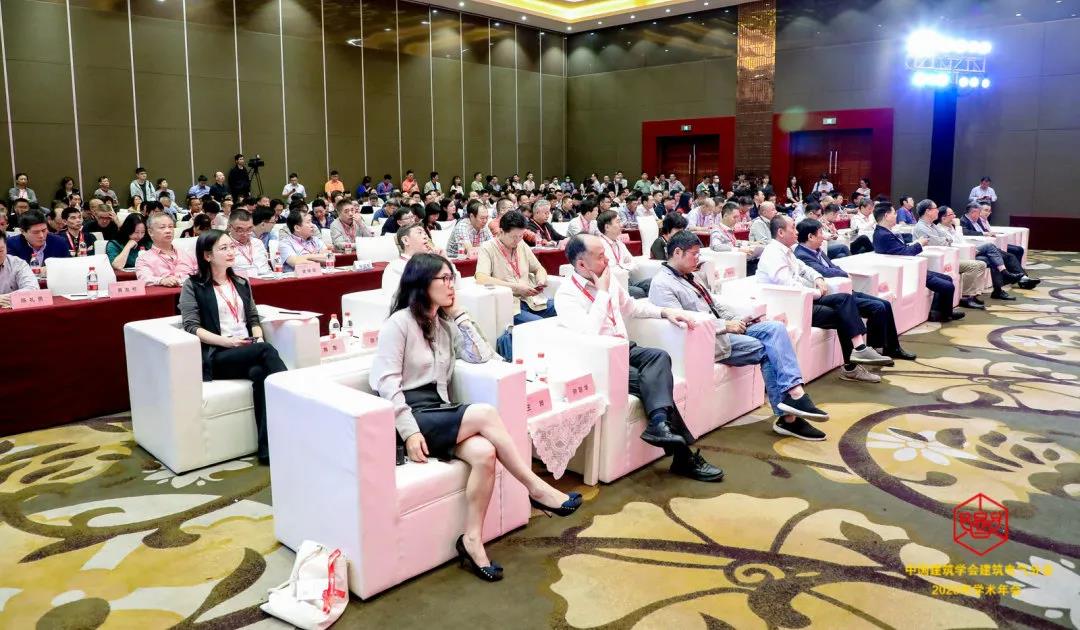 装睡被陌生人摸出水好爽