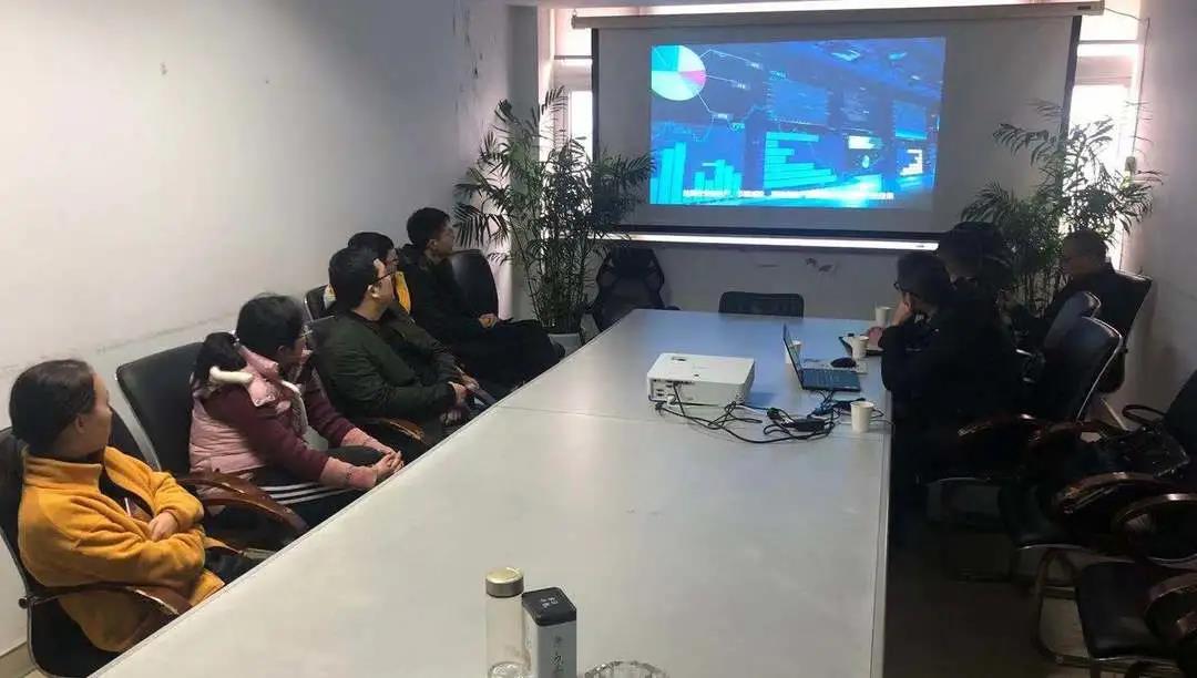 装睡被陌生人摸出水好爽