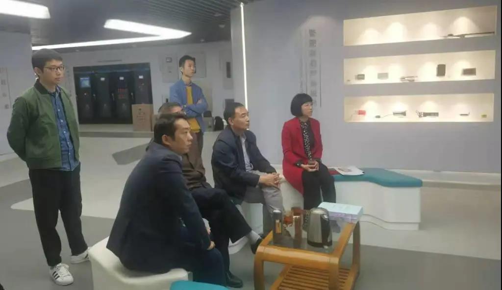 装睡被陌生人摸出水好爽