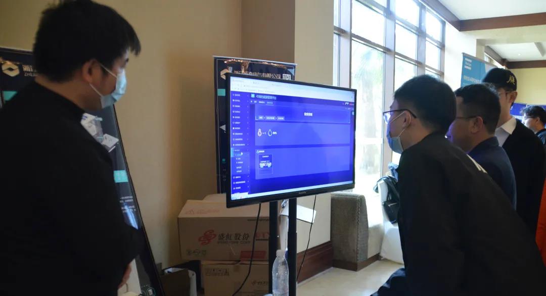 装睡被陌生人摸出水好爽