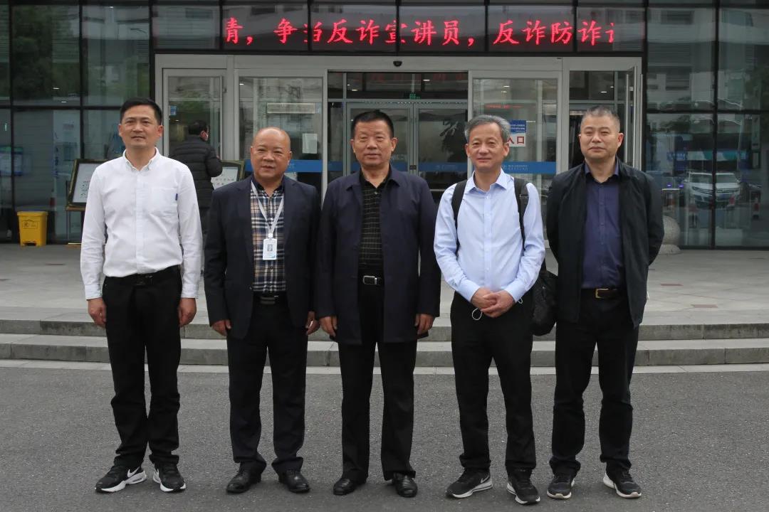 装睡被陌生人摸出水好爽