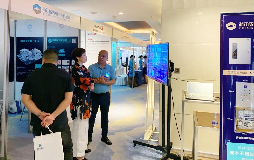 装睡被陌生人摸出水好爽