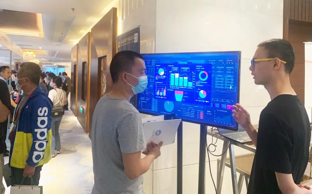 装睡被陌生人摸出水好爽