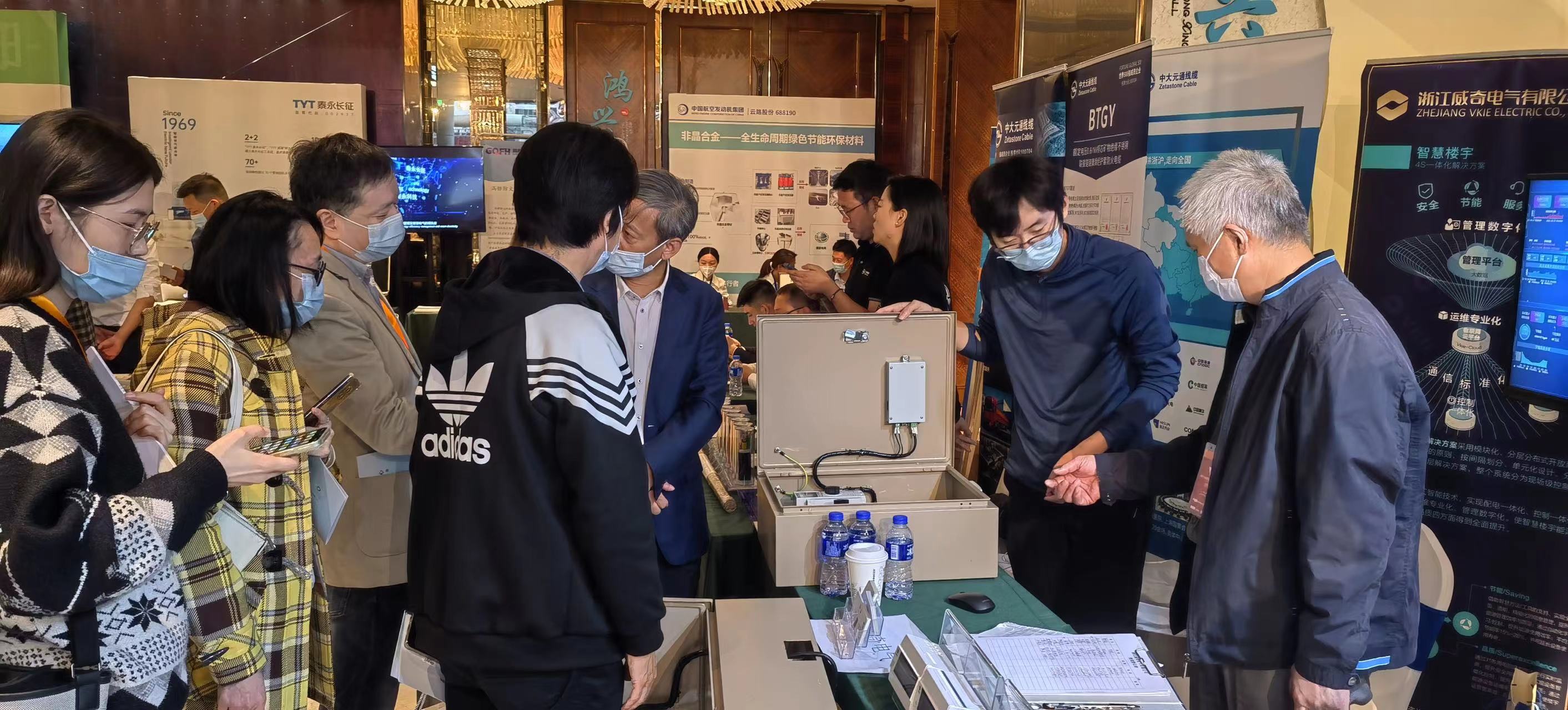 装睡被陌生人摸出水好爽