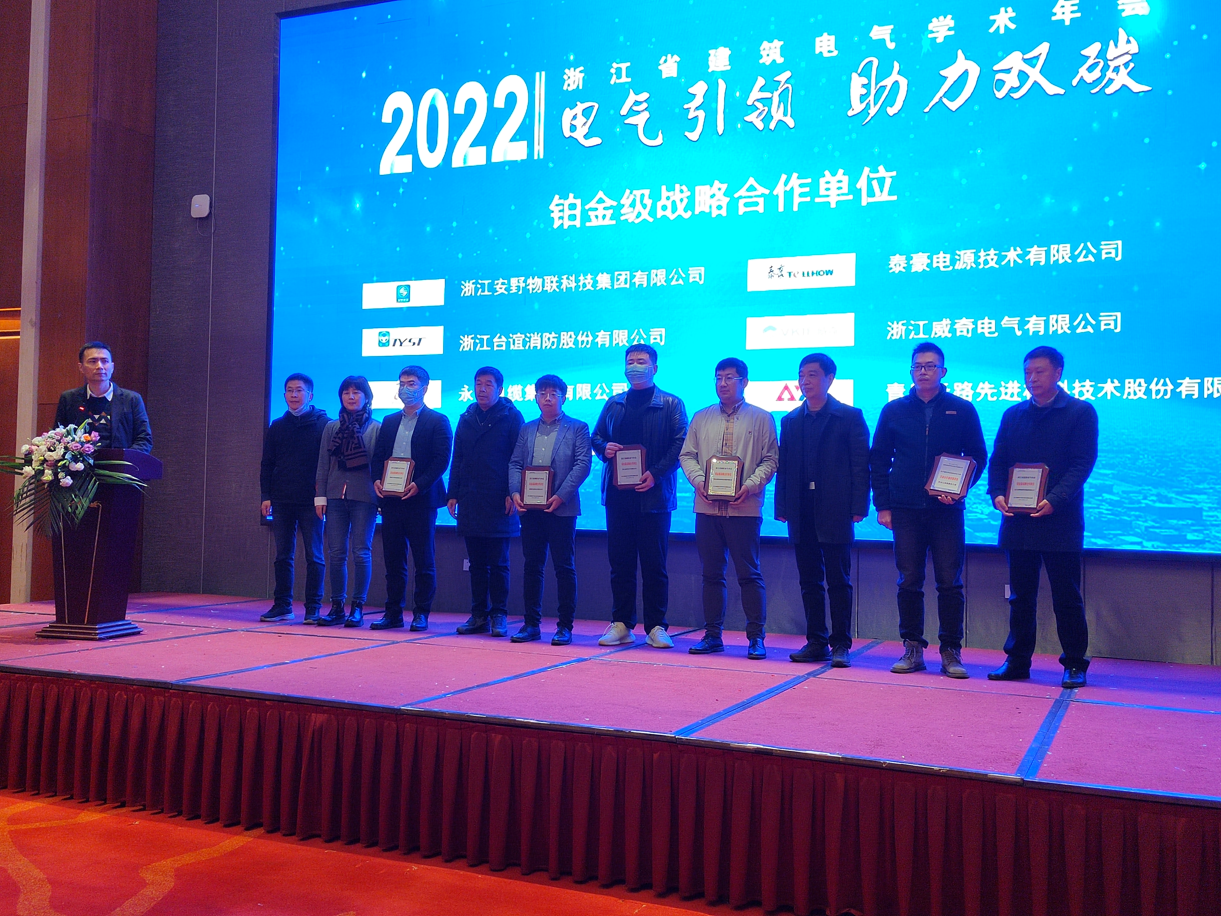 装睡被陌生人摸出水好爽