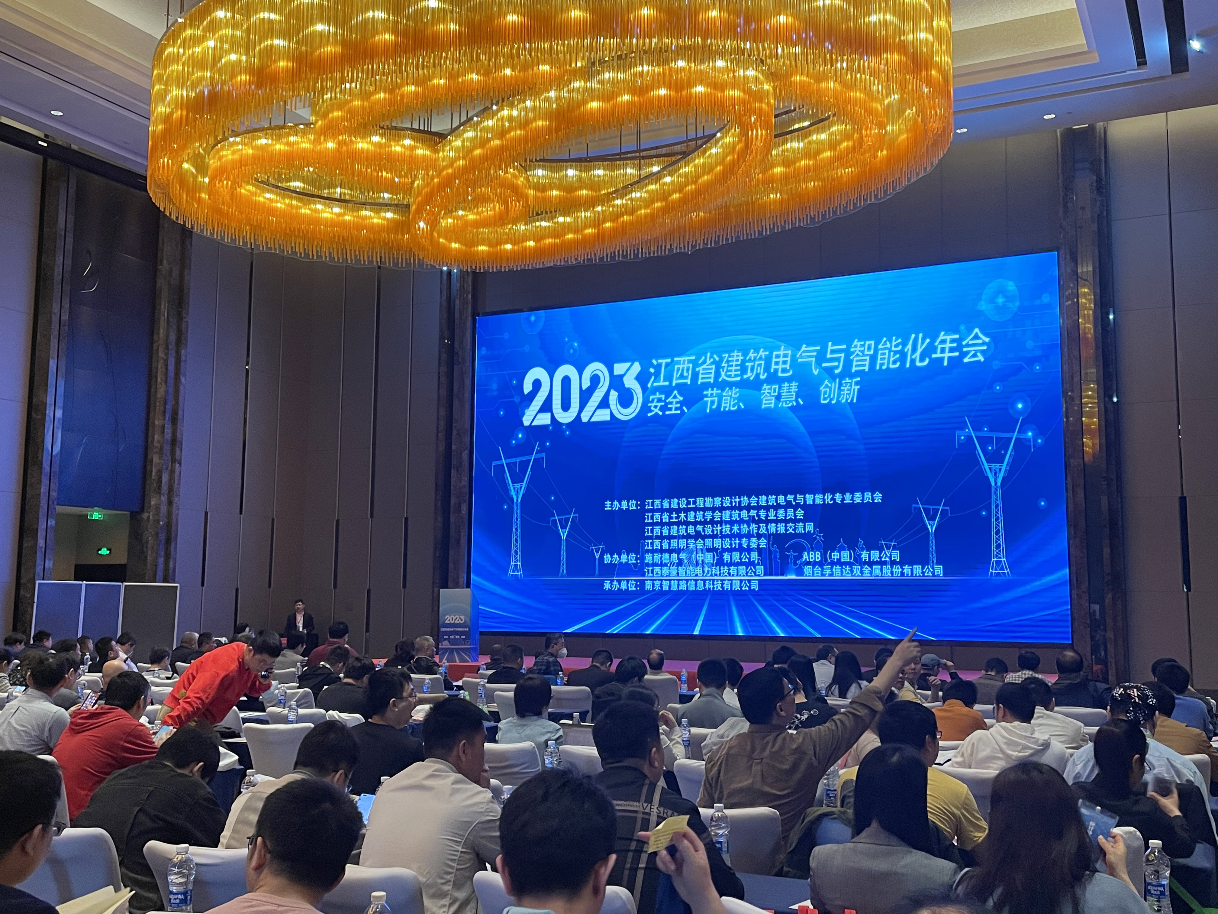 装睡被陌生人摸出水好爽