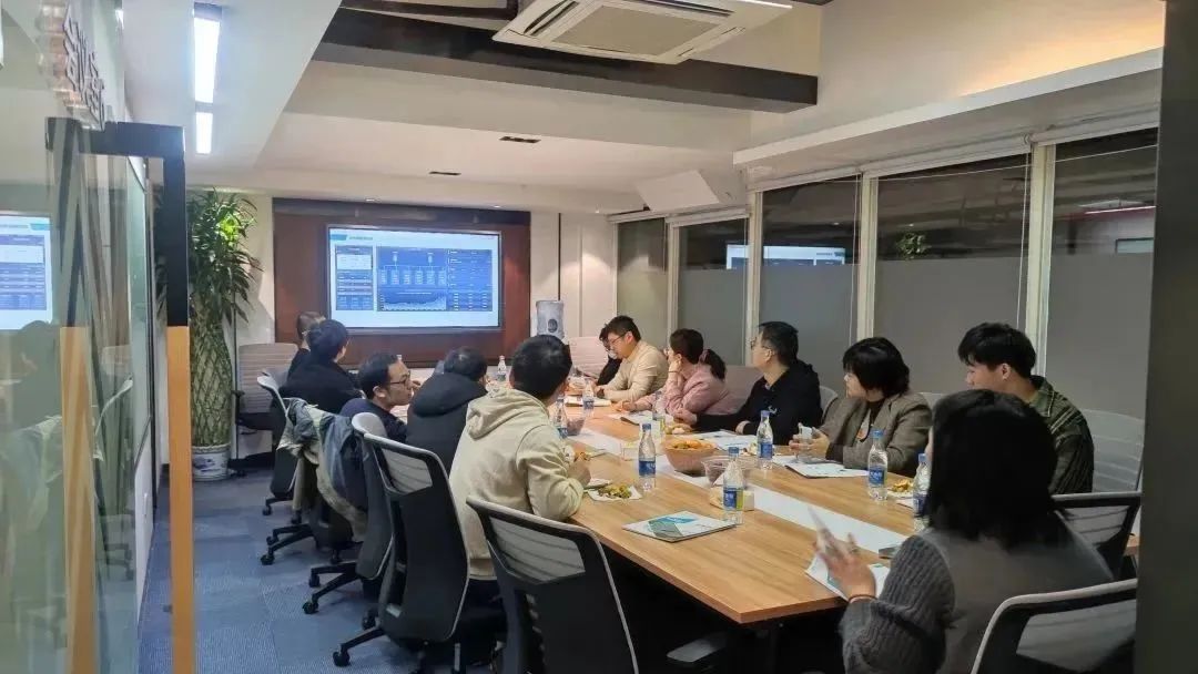 装睡被陌生人摸出水好爽