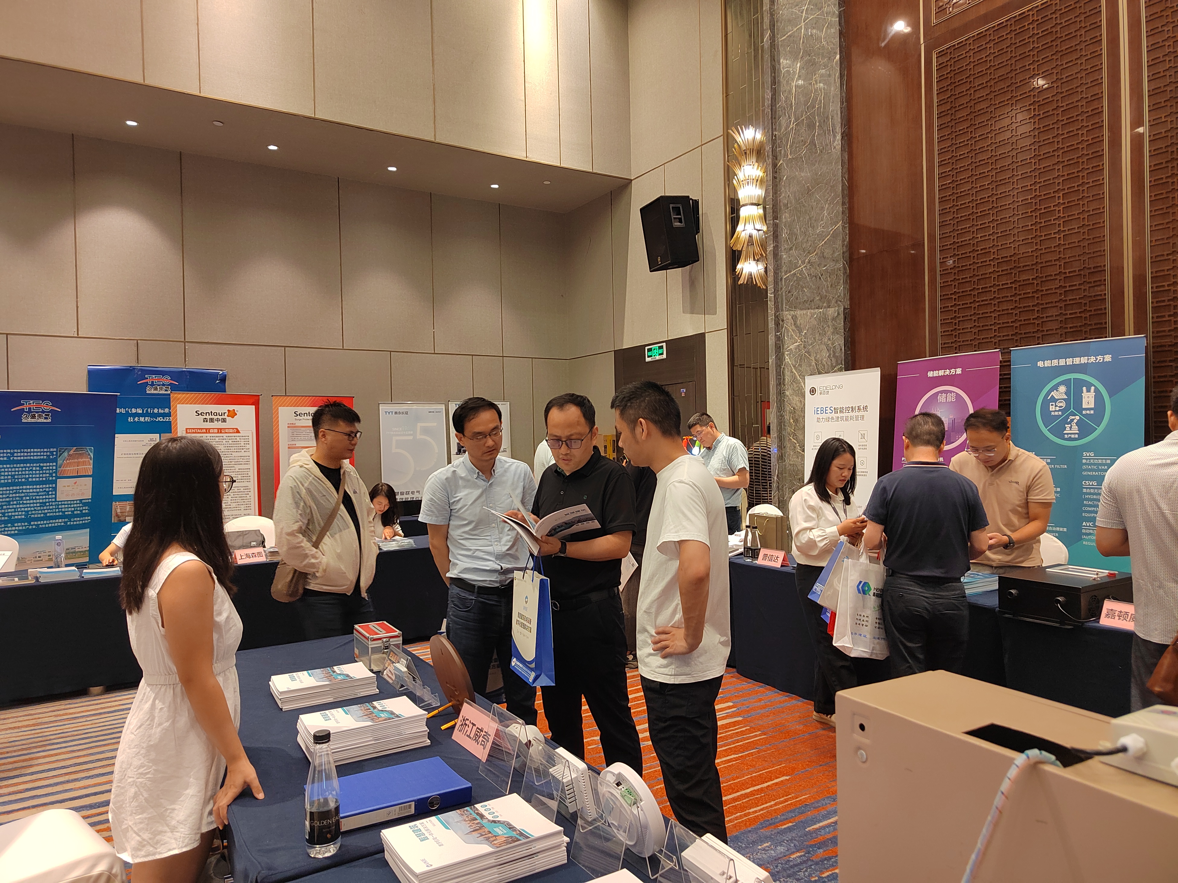 装睡被陌生人摸出水好爽