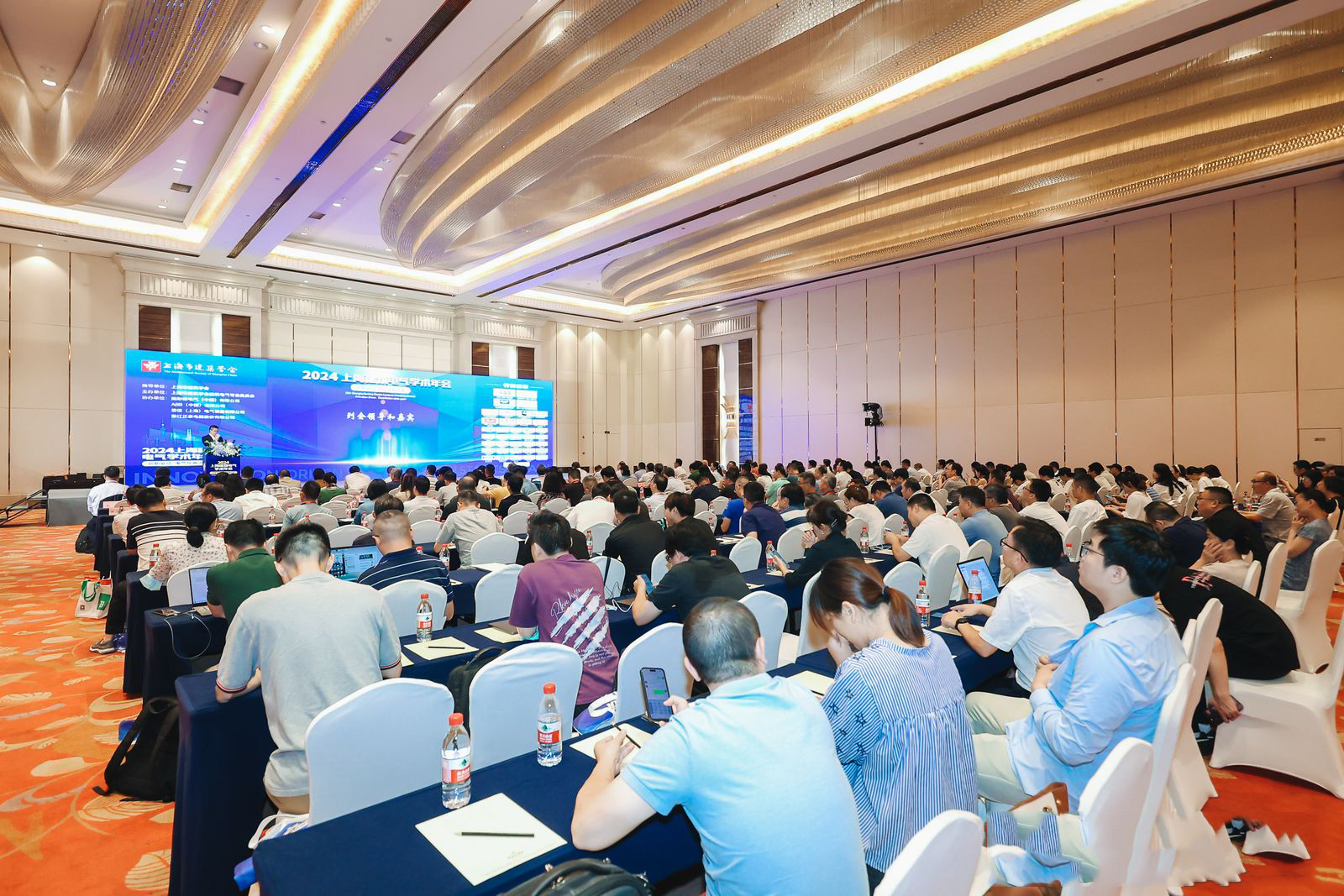 装睡被陌生人摸出水好爽