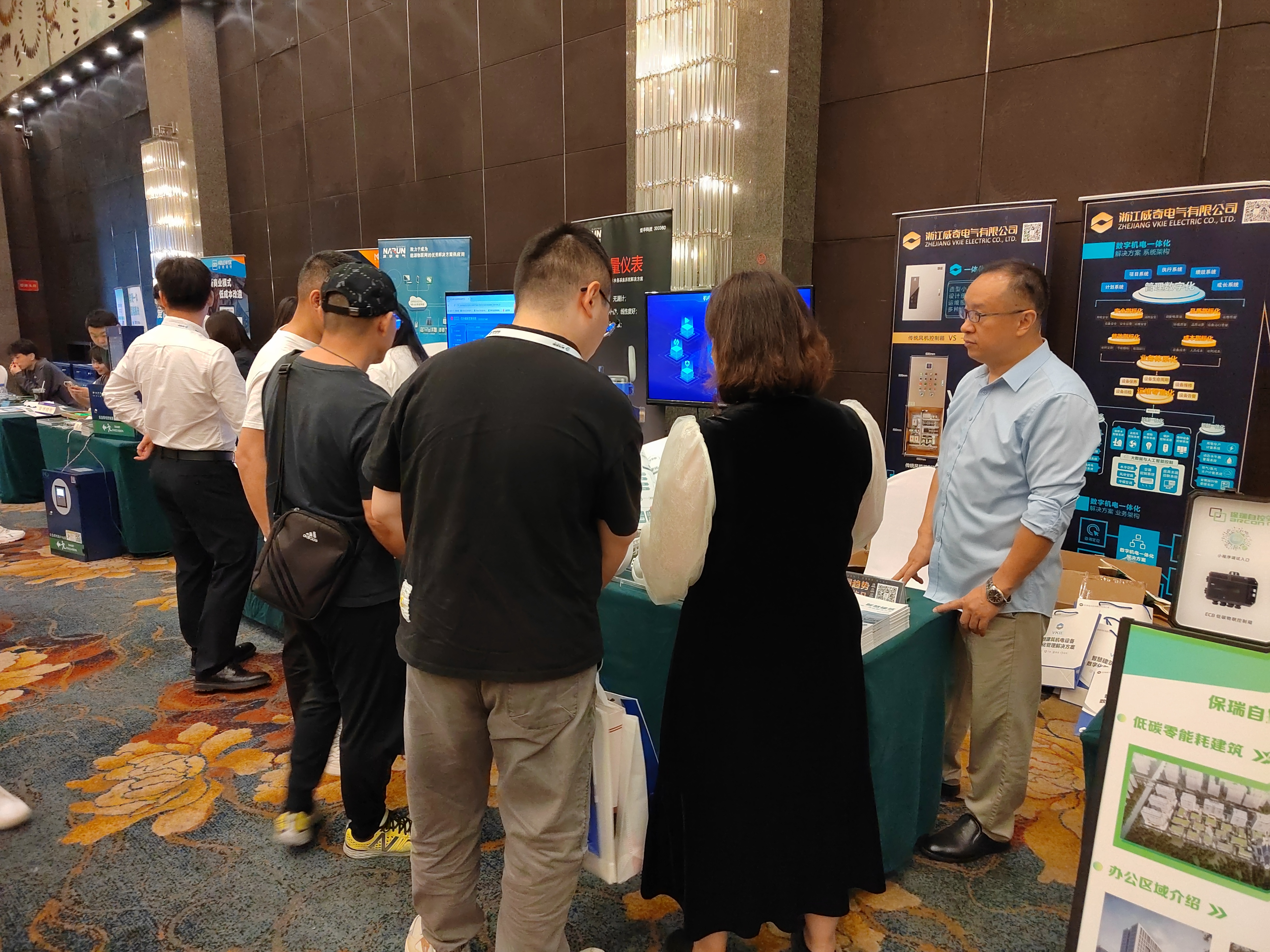 装睡被陌生人摸出水好爽