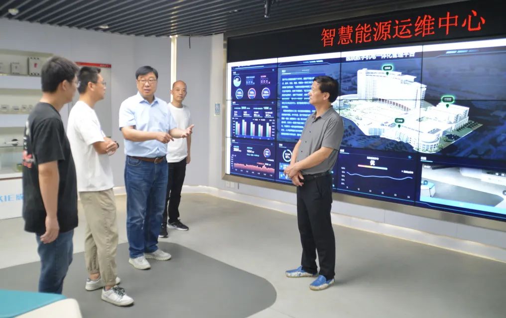 装睡被陌生人摸出水好爽